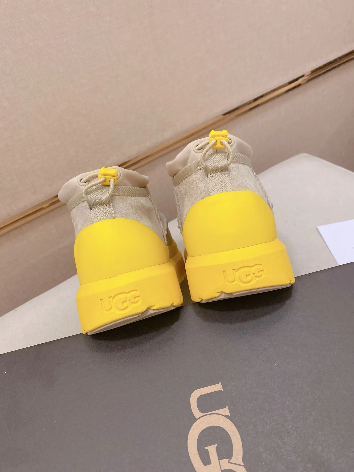 Factory price: 500💰Couple model💏 Same style as Wang Yibo, North American men's shoes Ugg ☃️In the special sale of new high-quality men's shoes snow boots in autumn and winter, the nemesis of extreme cold weather! Made of cowhide leather, merino wool lining, and original outsole, whether driving, outdoor or daily wear, there is always one that suits you! Male and female size: 35-46.